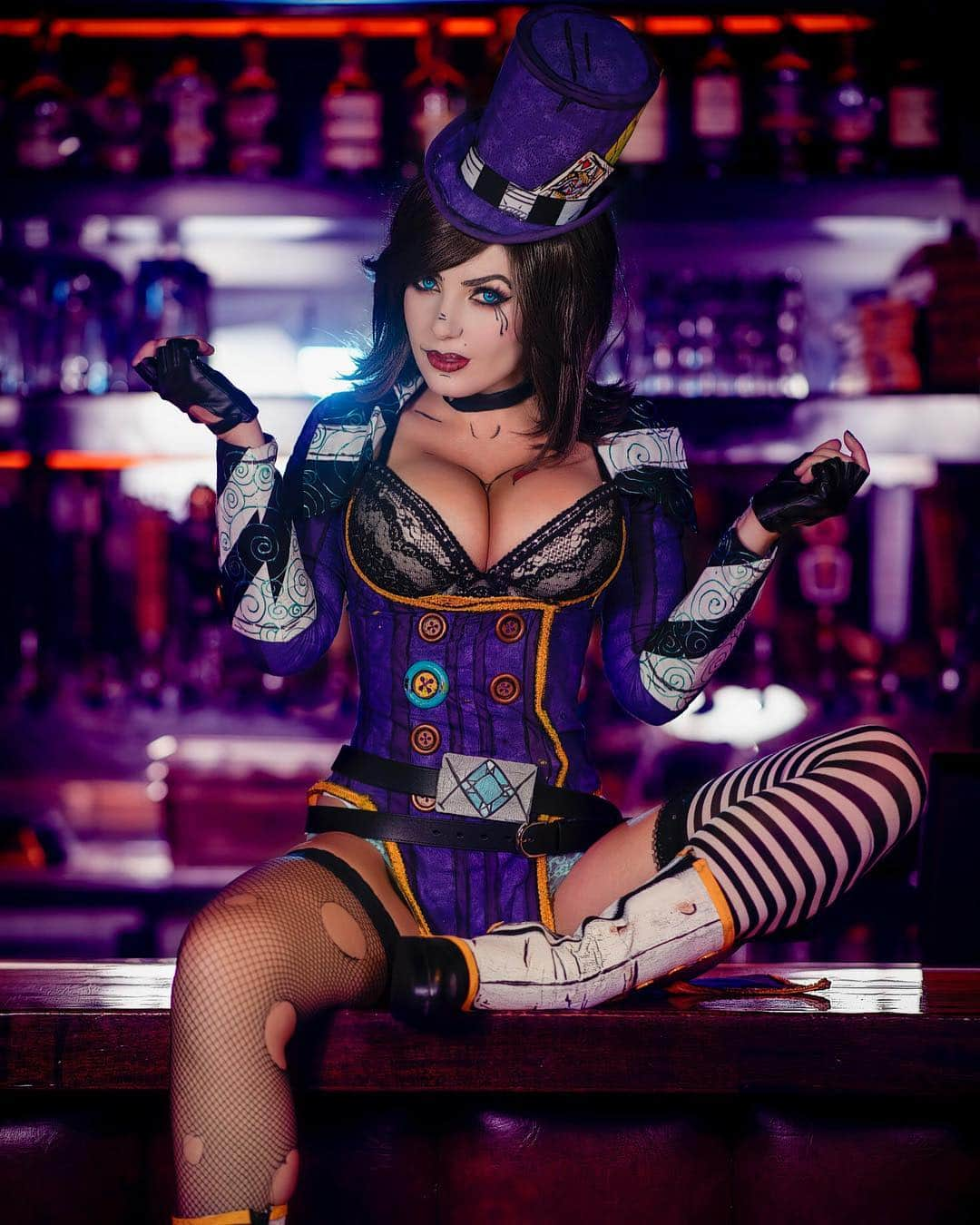 Jessica Nigriさんのインスタグラム写真 - (Jessica NigriInstagram)「Swipe and let me know which one you like the best! 1,2,3 or 4!  Costume made by me! Photos by @martinwongphoto #borderlands #moxxi #moxxicosplay」4月16日 4時55分 - jessicanigri