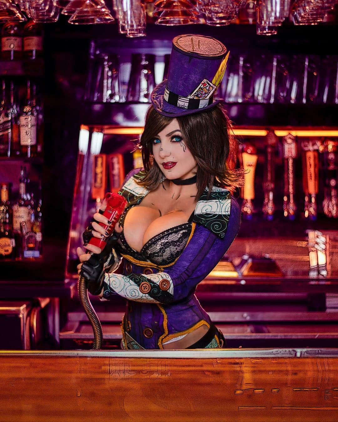Jessica Nigriさんのインスタグラム写真 - (Jessica NigriInstagram)「Swipe and let me know which one you like the best! 1,2,3 or 4!  Costume made by me! Photos by @martinwongphoto #borderlands #moxxi #moxxicosplay」4月16日 4時55分 - jessicanigri