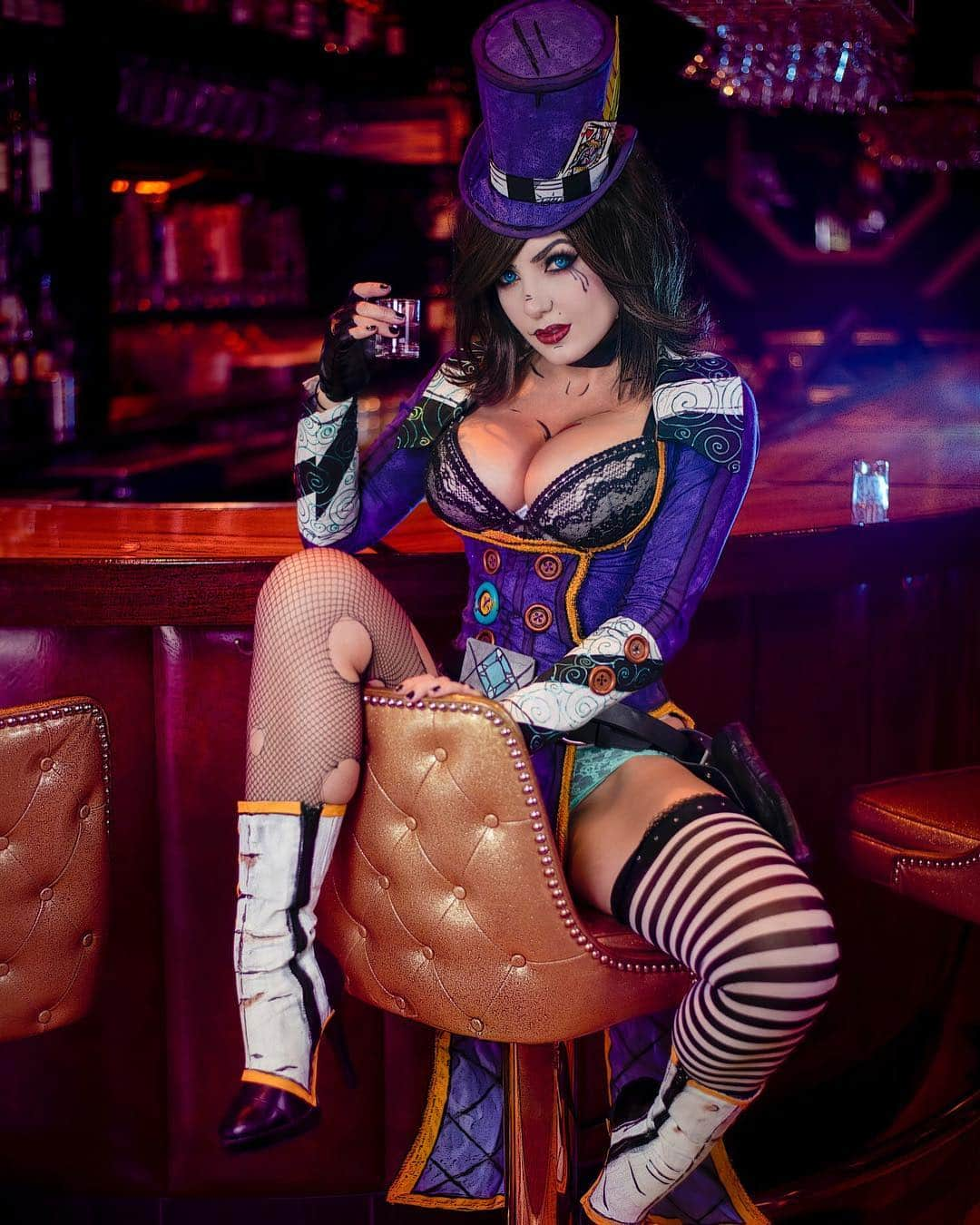 Jessica Nigriさんのインスタグラム写真 - (Jessica NigriInstagram)「Swipe and let me know which one you like the best! 1,2,3 or 4!  Costume made by me! Photos by @martinwongphoto #borderlands #moxxi #moxxicosplay」4月16日 4時55分 - jessicanigri