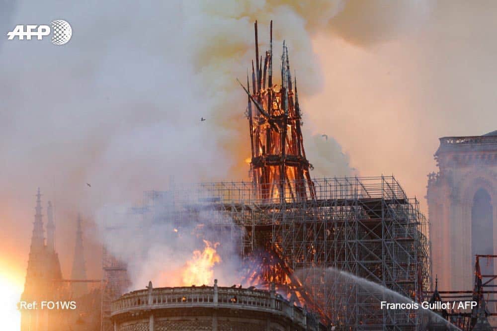 アントニオ・バンデラスさんのインスタグラム写真 - (アントニオ・バンデラスInstagram)「‪Heartbreaking to see Notre Dame under a devastating fire.‬ _____ ‪Duele ver a #NotreDame caer bajo el devastador fuego.‬」4月16日 4時55分 - antoniobanderas