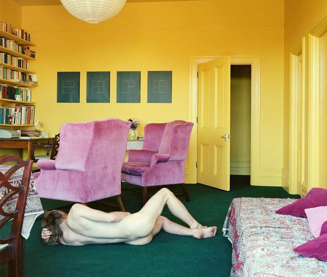 のインスタグラム：「#GagosianQuarterly: Jeff Wall speaks with David Rimanelli about his newest works, the physicality of photography, and the persistence of certain motifs throughout his career. The artist's first exhibition with the gallery will open at Gagosian, West 21st Street, New York, on April 30. Follow the link via our bio to read their conversation! __________ #JeffWall #Gagosian @davidrimanelli (1) Jeff Wall, “Summer Afternoons,” 2013 (detail), LightJet prints, 2 parts, left: 72 × 83 ½ inches (183 × 212.4 cm), right: 78 ¾ × 98 ⅝ inches (200 × 250.5 cm) © Jeff Wall (2) Jeff Wall, “Summer Afternoons,” 2013, LightJet prints, 2 parts, left: 72 × 83 ½ inches (183 × 212.4 cm), right: 78 ¾ × 98 ⅝ inches (200 × 250.5 cm) © Jeff Wall」