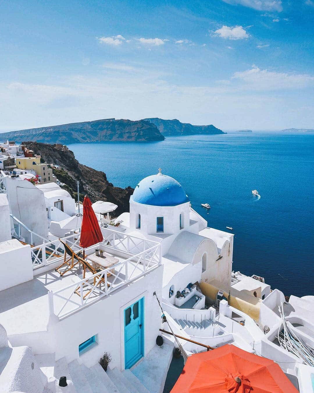 Travel + Leisureさんのインスタグラム写真 - (Travel + LeisureInstagram)「Santorini is home to our top two World's Best resort hotels in Greece — see our full list at the link in bio! #tlpicks courtesy of @iamtravelr」4月16日 5時02分 - travelandleisure
