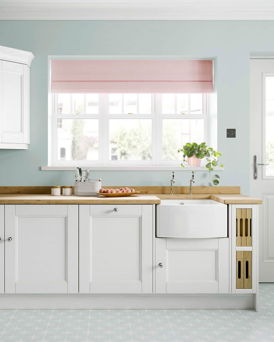 ローラアシュレイのインスタグラム：「Country kitchen styling at its best. Discover the Rosedale design with @LauraAshleyKitchens」