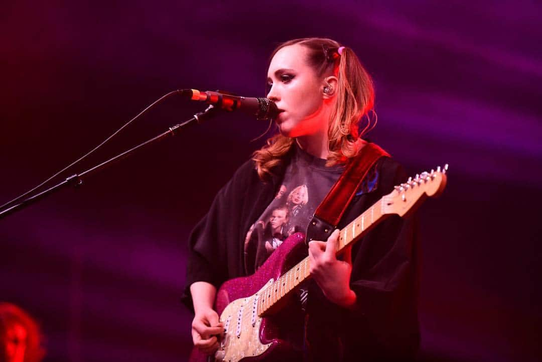 Fender Guitarさんのインスタグラム写真 - (Fender GuitarInstagram)「Check out some of our favorite performers from @Coachella Weekend 1 rocking Fender gear! #macdemaro @the1975 @hermusicofficial @hyukohofficial @soccermommyband @soypablo777 @kingprincess69 @bobmosesmusic @menitrust. Who are you excited to see Weekend 2?」4月16日 5時06分 - fender