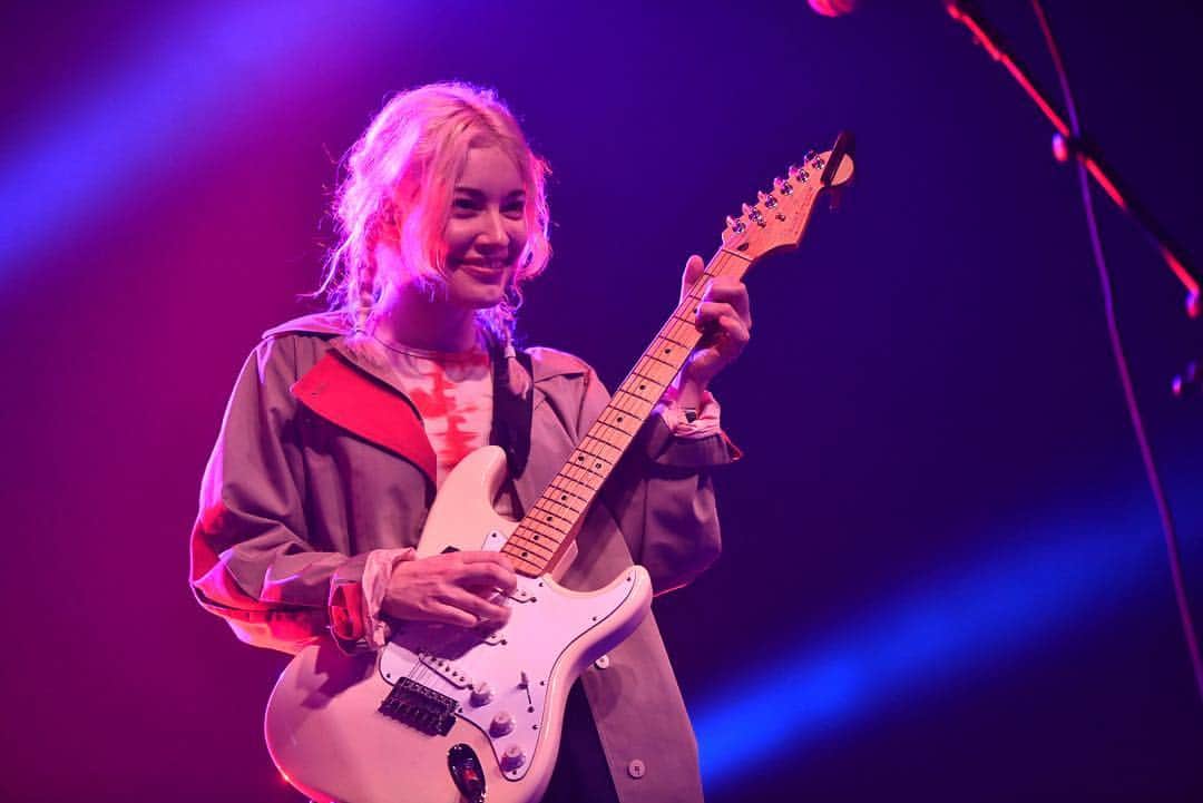 Fender Guitarさんのインスタグラム写真 - (Fender GuitarInstagram)「Check out some of our favorite performers from @Coachella Weekend 1 rocking Fender gear! #macdemaro @the1975 @hermusicofficial @hyukohofficial @soccermommyband @soypablo777 @kingprincess69 @bobmosesmusic @menitrust. Who are you excited to see Weekend 2?」4月16日 5時06分 - fender