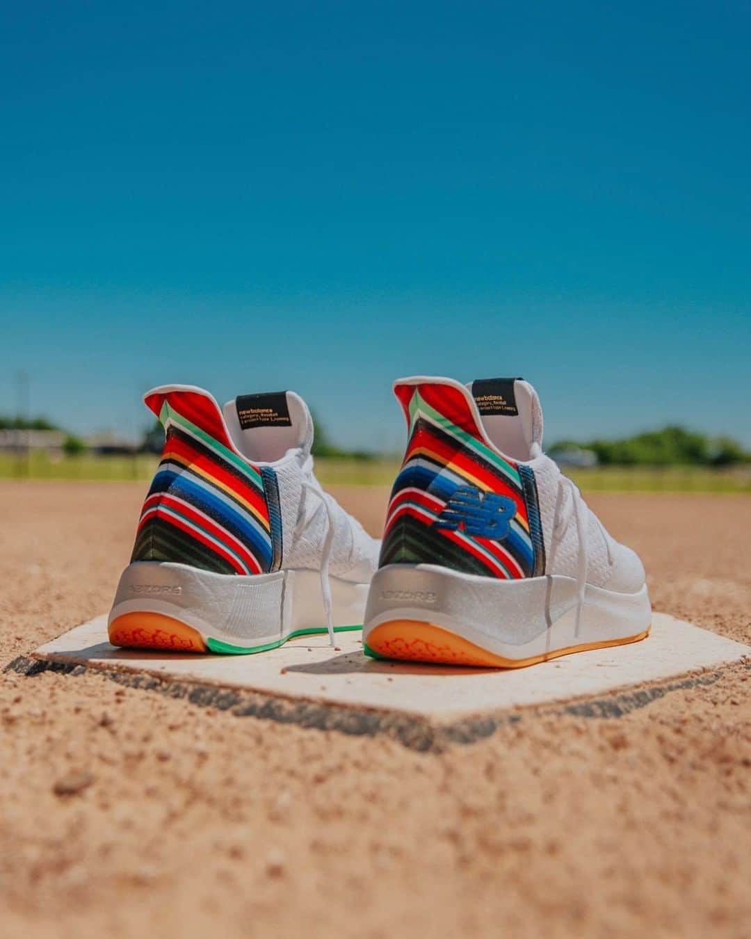 Nice Kicksさんのインスタグラム写真 - (Nice KicksInstagram)「Link in bio: New Balance takes baseball beyond borders with the new Cypher Run. Tap the link in our bio now to see more of the “La Familia” colorway inspired by Cleveland Indians star @Lindor12BC’s first love, Puerto Rico. 📷 @RobMataPhotos」4月16日 5時13分 - nicekicks