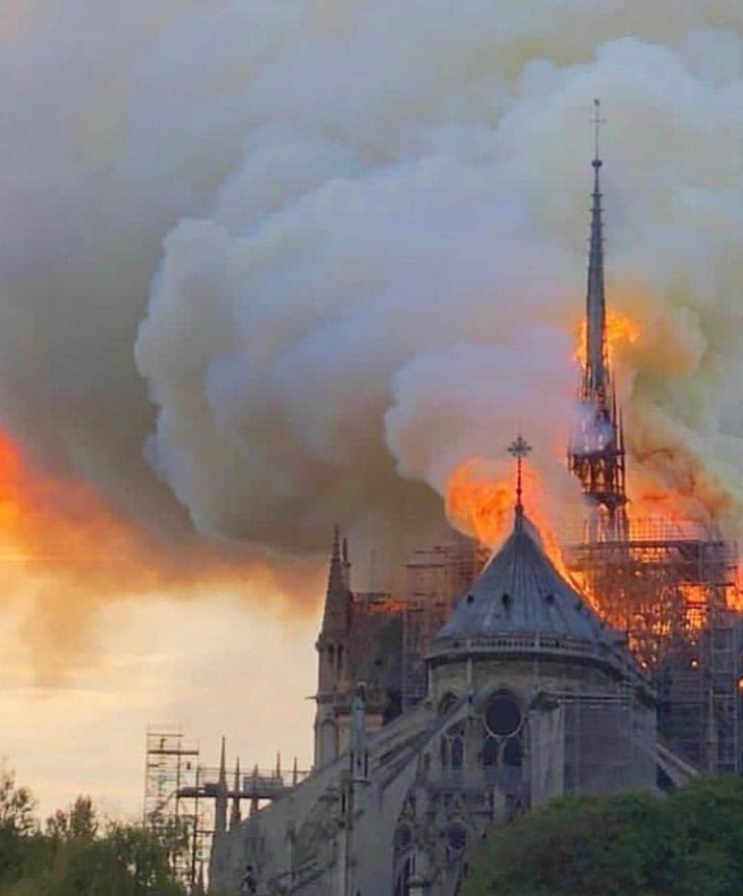 ジェニファー・エスポジートさんのインスタグラム写真 - (ジェニファー・エスポジートInstagram)「My heart breaks for the people of Paris, my favorite city in the world.  I was lucky enough to see this masterpiece in person. I’m very thankful. I love Paris because of the respect for history and respect for culture. This was one of those beautiful masterpieces that was magical. I’m Sending my love to you all. The beauty of your city will go on forever. Praying everyone is safe.  #notredame #paris」4月16日 5時14分 - jesposito