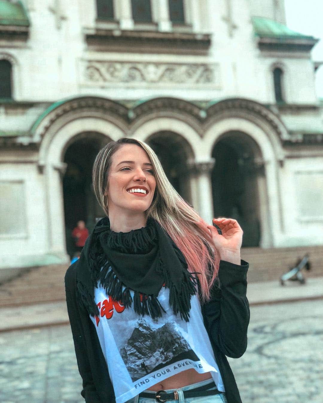 ナターリア・ガウジオのインスタグラム：「Um caso de amor por essa cidade since 2006!! Mais uma sequência de fotos simmm, pq não aguento postar só uma... 🤷🏼‍♀️😍✨⛪️❄️🌸🇧🇬❤️ #sofia #bulgaria #catedralalexandernevsky #pinkhair #inlove #tourist #dayoff」