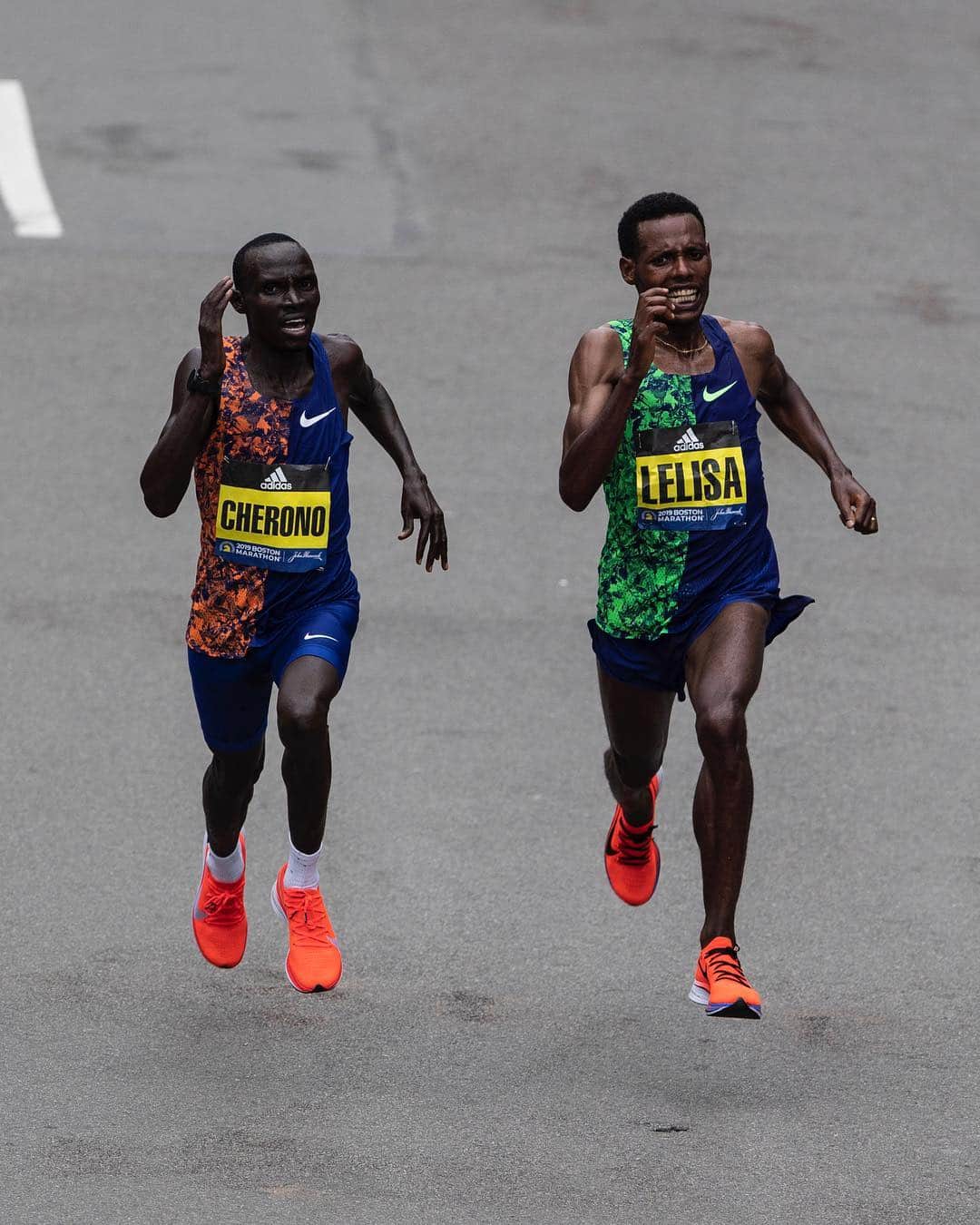 The Run Dept.さんのインスタグラム写真 - (The Run Dept.Instagram)「When two runners put their hearts on the line, the world watches in awe. ⠀ Congratulations Lawrence Cherono on winning one of the hardest fought races in Boston history. #justdoit」4月16日 5時18分 - nikerunning