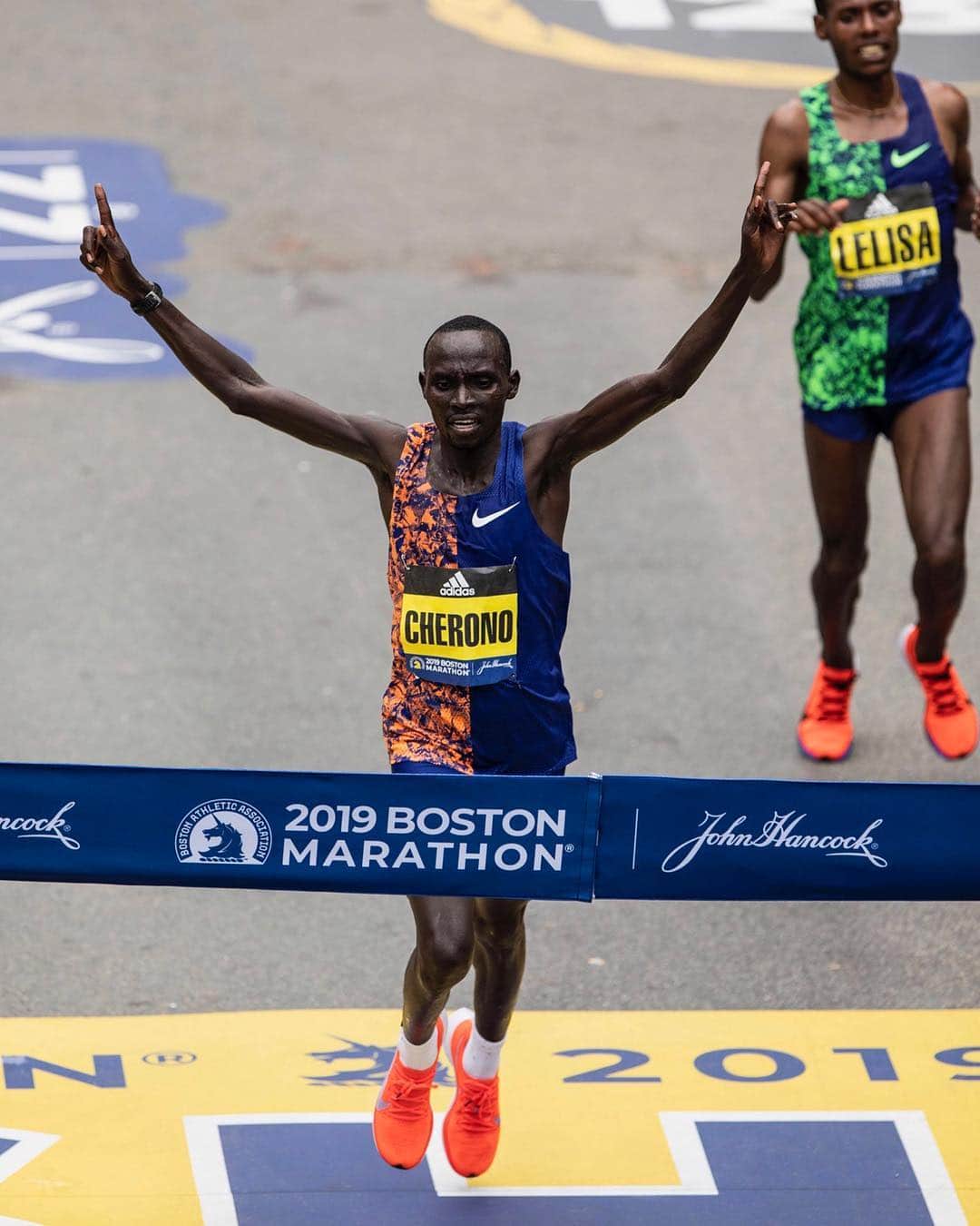 The Run Dept.さんのインスタグラム写真 - (The Run Dept.Instagram)「When two runners put their hearts on the line, the world watches in awe. ⠀ Congratulations Lawrence Cherono on winning one of the hardest fought races in Boston history. #justdoit」4月16日 5時18分 - nikerunning