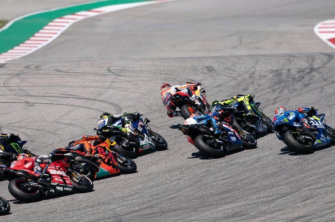 レプソル・ホンダのインスタグラム：「⚔️⚔️⚔️ ⠀⠀⠀⠀⠀⠀⠀⠀⠀ #AmericasGP 25RepsolHonda #Repsol #MotoGP #Honda #Racing #RepsolHonda #HRC #RC213V #MM93 #JL99 #MarcMarquez #JorgeLorenzo #ThePowerOfDreams #Motorcycle #America」