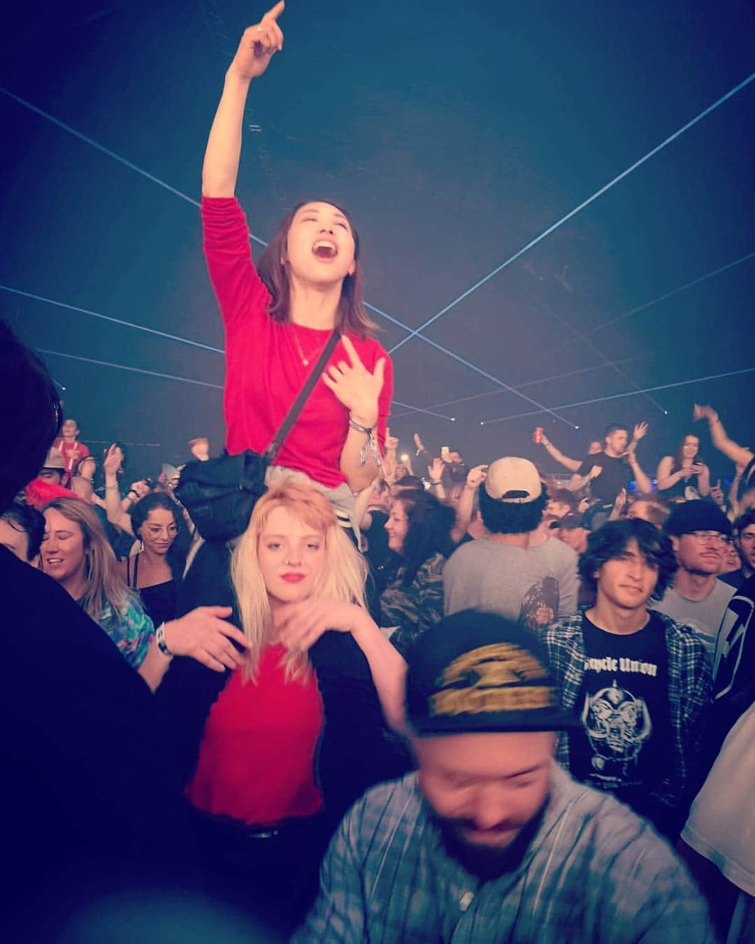 藤森由香のインスタグラム：「Me and Beth at Snowbombing 😂 #mayrhofen #snowbombing #snowbombing2019 📸 @danielledornan 😘」