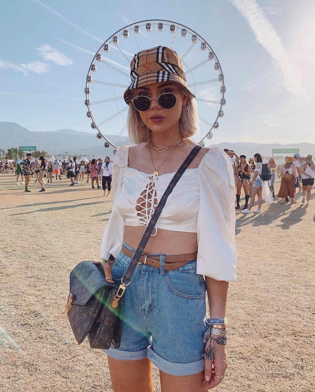 Beginning Boutiqueさんのインスタグラム写真 - (Beginning BoutiqueInstagram)「Festival cutie 🎡 Super obsessed with @laurajadestone‘s day three look! Tap to shop the Malibu Crop White & Anytime Denim Shorts Blue!」4月16日 5時20分 - beginningboutique