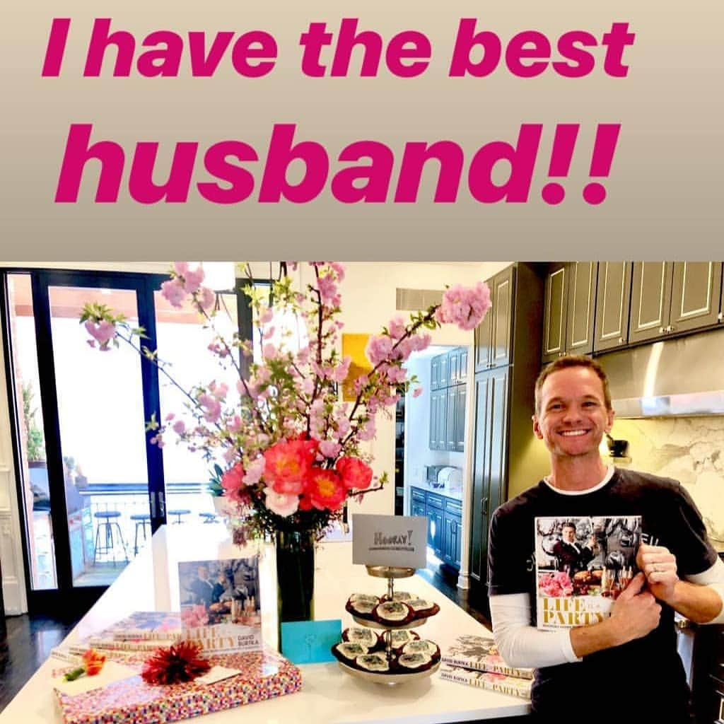 ニール・パトリック・ハリスさんのインスタグラム写真 - (ニール・パトリック・ハリスInstagram)「I just love how supportive they are of each other! 😍 @dbelicious @nph ❤ #neilpatrickharris #davidburtka #nph #db #tagsforlikes #actors #lovethem #handsome #chef #repost #lifeisaparty #book #cookbook #couple #husbands @nph @dbelicious 💚💙 [Taken from David's IG]」4月16日 5時34分 - instagranph