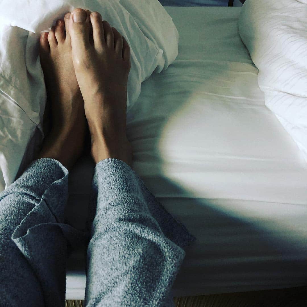 仲宗根梨乃さんのインスタグラム写真 - (仲宗根梨乃Instagram)「Feel of nice bed sheets 🌹 super happy 😃」4月16日 5時28分 - rinokinawa