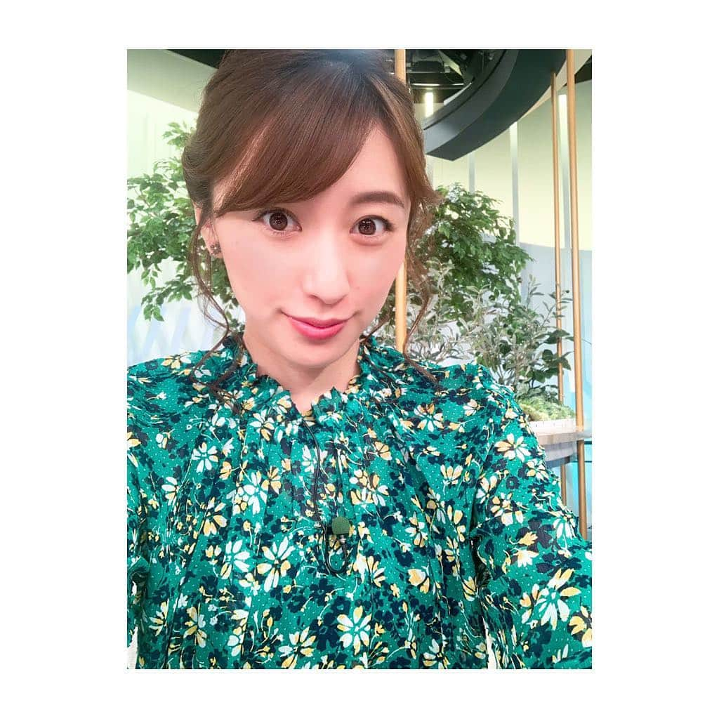 楠紗友里さんのインスタグラム写真 - (楠紗友里Instagram)「#今朝の衣装 ☘ FTに併設されているスタジオとも少しコラボしているような今日の衣装は、スタッフさんから色々なご意見をもらっています😲 #新緑 とか #チェルシー #キャラメル の箱  のようなど笑 そんな今朝の日経解説では、ドコモが通信料金を4割引き下げると発表したニュースについて掘り下げます。 携帯各社の料金競争はより激しくなりそうです！ #bsテレ東 #早起き日経プラスft #日本経済新聞 #financialtimes #docomo #smartphone #mobile  #goodmorning #ootd #photooftheday #instagood #nature #fashion #green」4月16日 5時29分 - sayuri_kusunoki