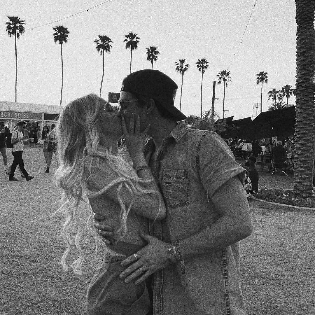 ジョーディン・ジョーンズさんのインスタグラム写真 - (ジョーディン・ジョーンズInstagram)「first of many 🖤🌟 #Coachella」4月16日 5時31分 - jordynjones