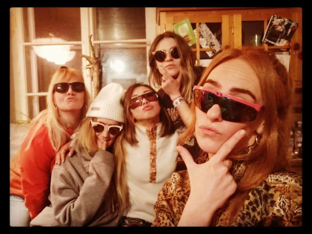 藤森由香のインスタグラム：「And the squad😎 #snowbombing #snowbombing2019 #mayrhofen #squad #girls #readyfordance #drumnbass」