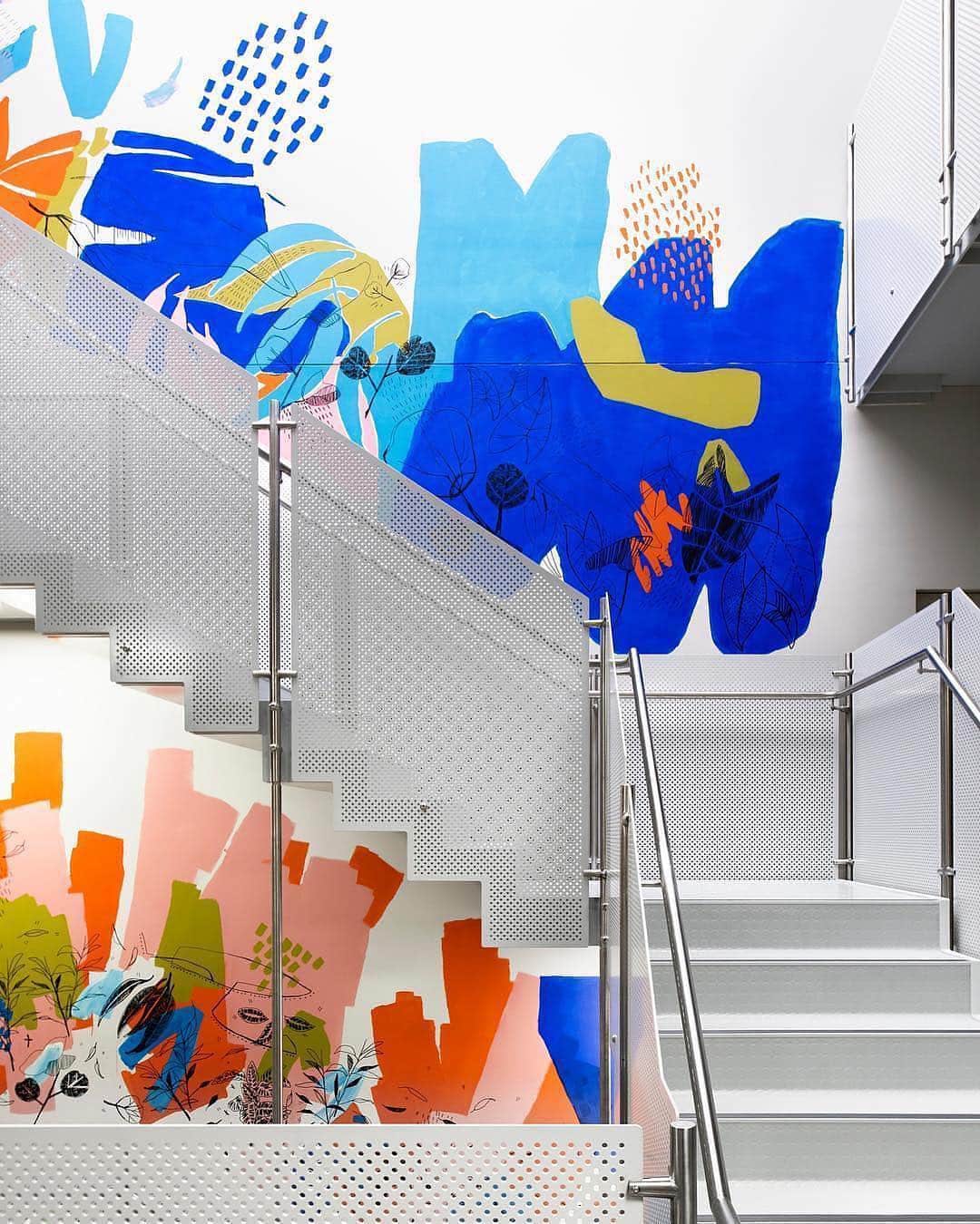 Design Milkさんのインスタグラム写真 - (Design MilkInstagram)「Discover how #art and #design are changing the #workplace over on our sister IG @designmilkworks! \\\ These murals by @rebecca_wetzler at the Allianz #offices designed by @hassell_studio add color and vibrancy to the #workspace. \\\ photo by @nicoleengland」4月16日 5時51分 - designmilk