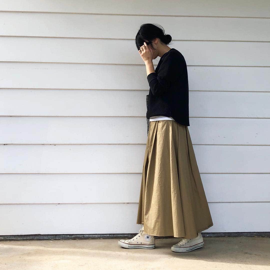 ayanoのインスタグラム：「2019.4.15＊ . 今日は少し肌寒い1日だったので ユニクロのワッフルTで😊 今季は白と黒を購入したのだけど 大活躍👍 . 以前購入してたのは七分袖だったので 長袖のほうが重宝しました✨ . . . なぜか手の甲に青あざできて なかなか治らない😢」