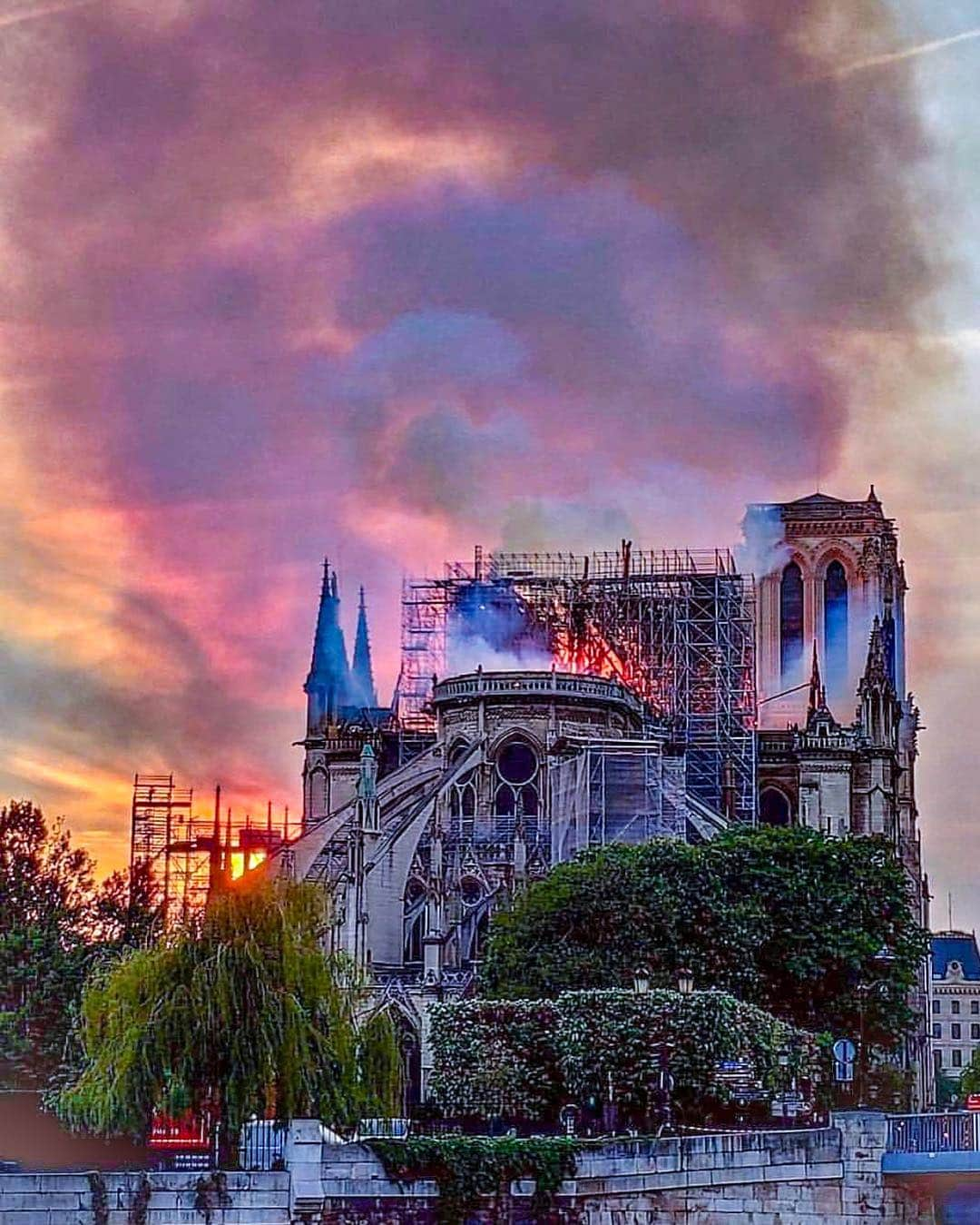 ユリアン・ドラクスラーさんのインスタグラム写真 - (ユリアン・ドラクスラーInstagram)「#notredame 😥🙏🏼」4月16日 5時46分 - draxlerofficial