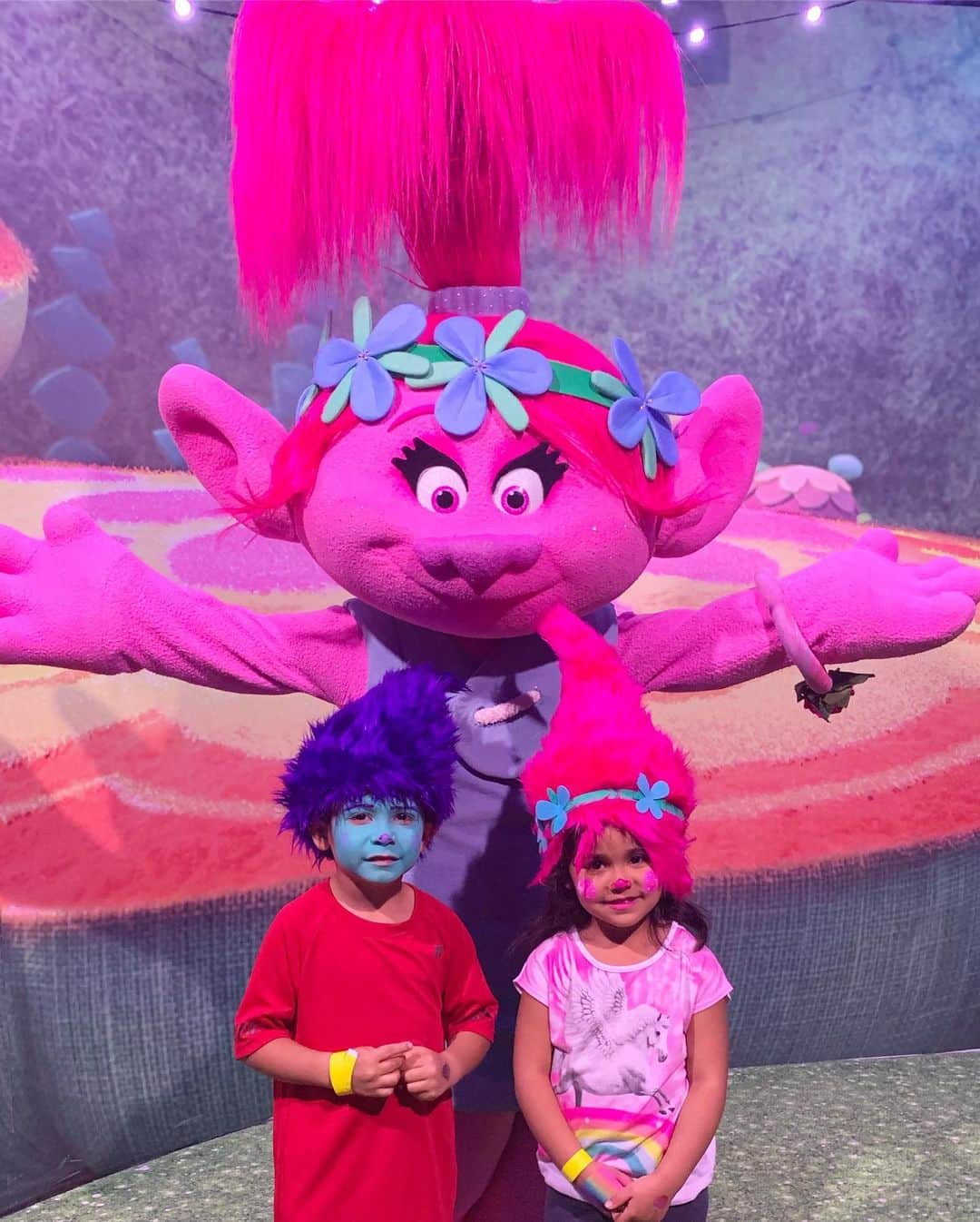 ニコール・ ポリッツィさんのインスタグラム写真 - (ニコール・ ポリッツィInstagram)「TROLLS! We had so much fun @trollstheexperience today!! Hug time ❤️💙 #trollstheexperience」4月16日 5時50分 - snooki