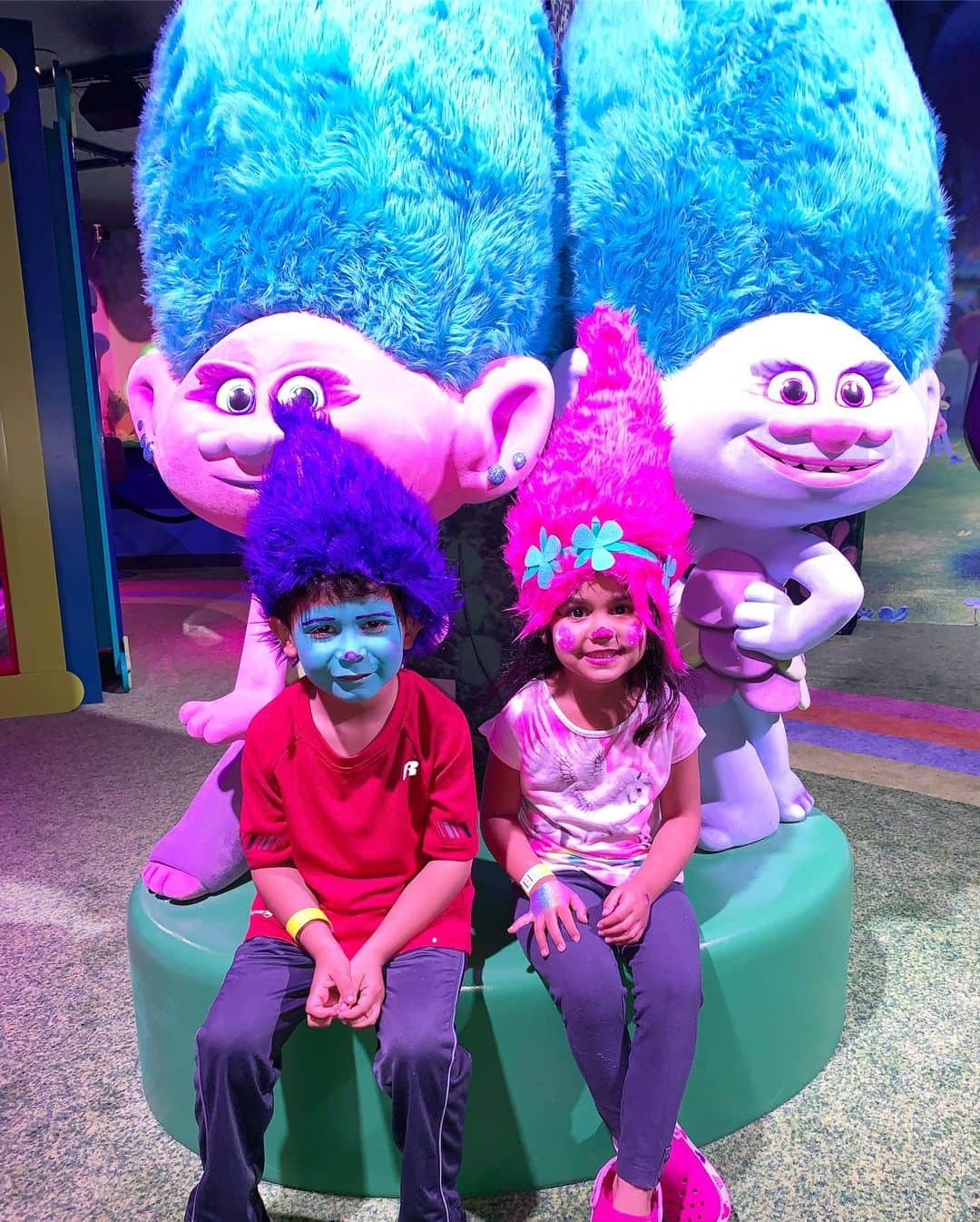 ニコール・ ポリッツィさんのインスタグラム写真 - (ニコール・ ポリッツィInstagram)「TROLLS! We had so much fun @trollstheexperience today!! Hug time ❤️💙 #trollstheexperience」4月16日 5時50分 - snooki