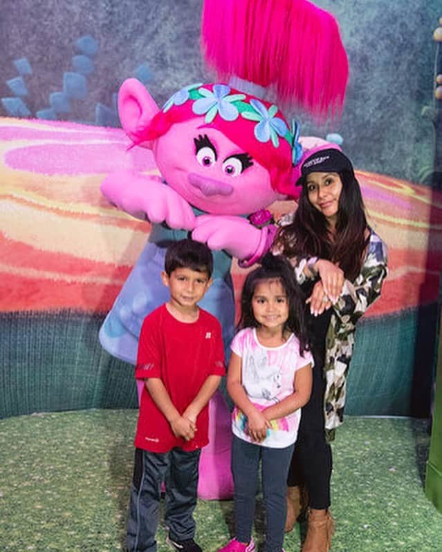 ニコール・ ポリッツィのインスタグラム：「TROLLS! We had so much fun @trollstheexperience today!! Hug time ❤️💙 #trollstheexperience」