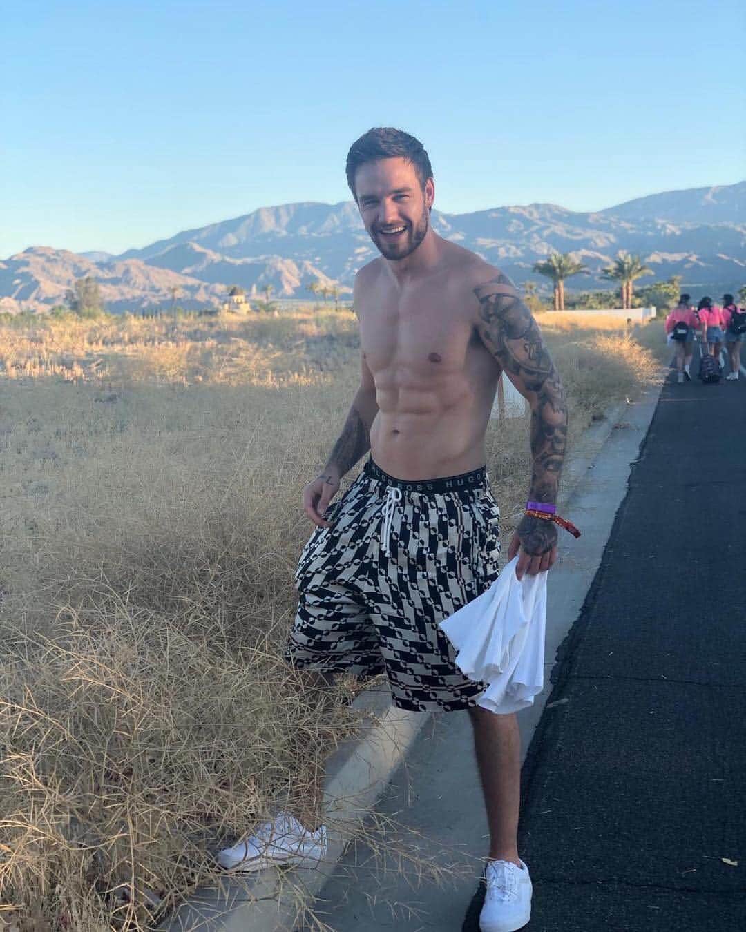 E! Onlineさんのインスタグラム写真 - (E! OnlineInstagram)「Maybe it's the way he walked, straight into our heart and stole it...or it's his abs. (📷: @liampayne)」4月16日 6時00分 - enews