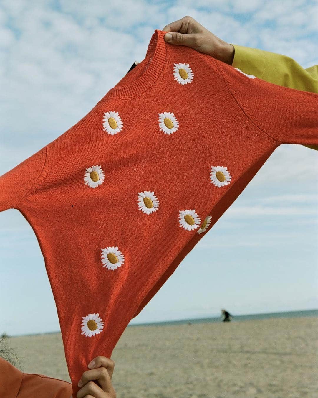 マンサー ガブリエルさんのインスタグラム写真 - (マンサー ガブリエルInstagram)「Our Daisy Embroidered Knit Crewneck Sweater in Orange ❤️ #mansurgavriel」4月16日 5時58分 - mansurgavriel
