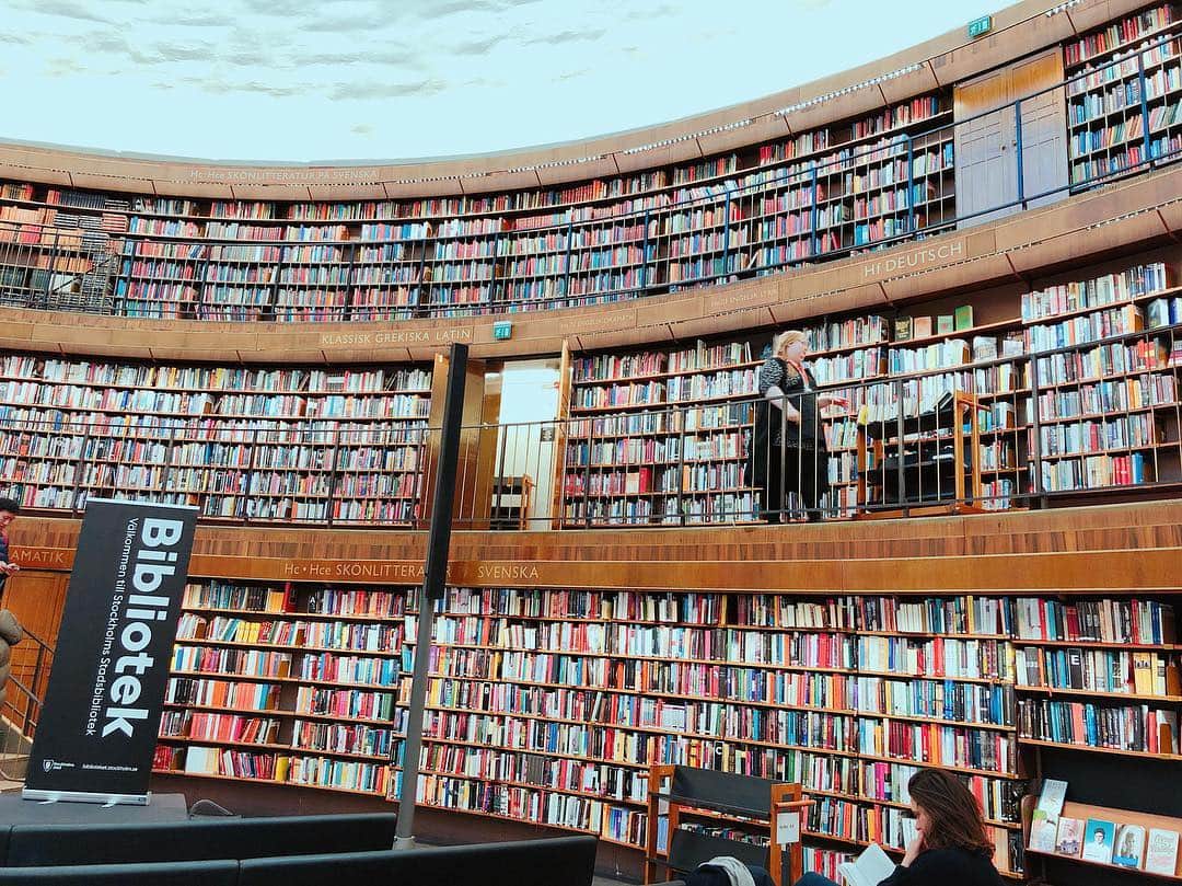 清里千聖さんのインスタグラム写真 - (清里千聖Instagram)「. ストックホルム市立図書館📚💕. 図書館が吹き抜けの円形ホール。 オシャレすぎました🥺💕. #zipfm #sweden #ガムラスタン #stockholm #Stadsbibliotek #ストックホルム #北欧 #ヨーロッパ #海外旅行 #ノーベル賞 #followme #l4l  #ootd #여행 #travel #beautiful #tagsforlikes #スウェーデン #picoftheday #gamlastan #instagramjapan  #japanesegirl #instagood #팔로우 #일상 #먹스타그램」4月16日 6時09分 - chiseikiyosato