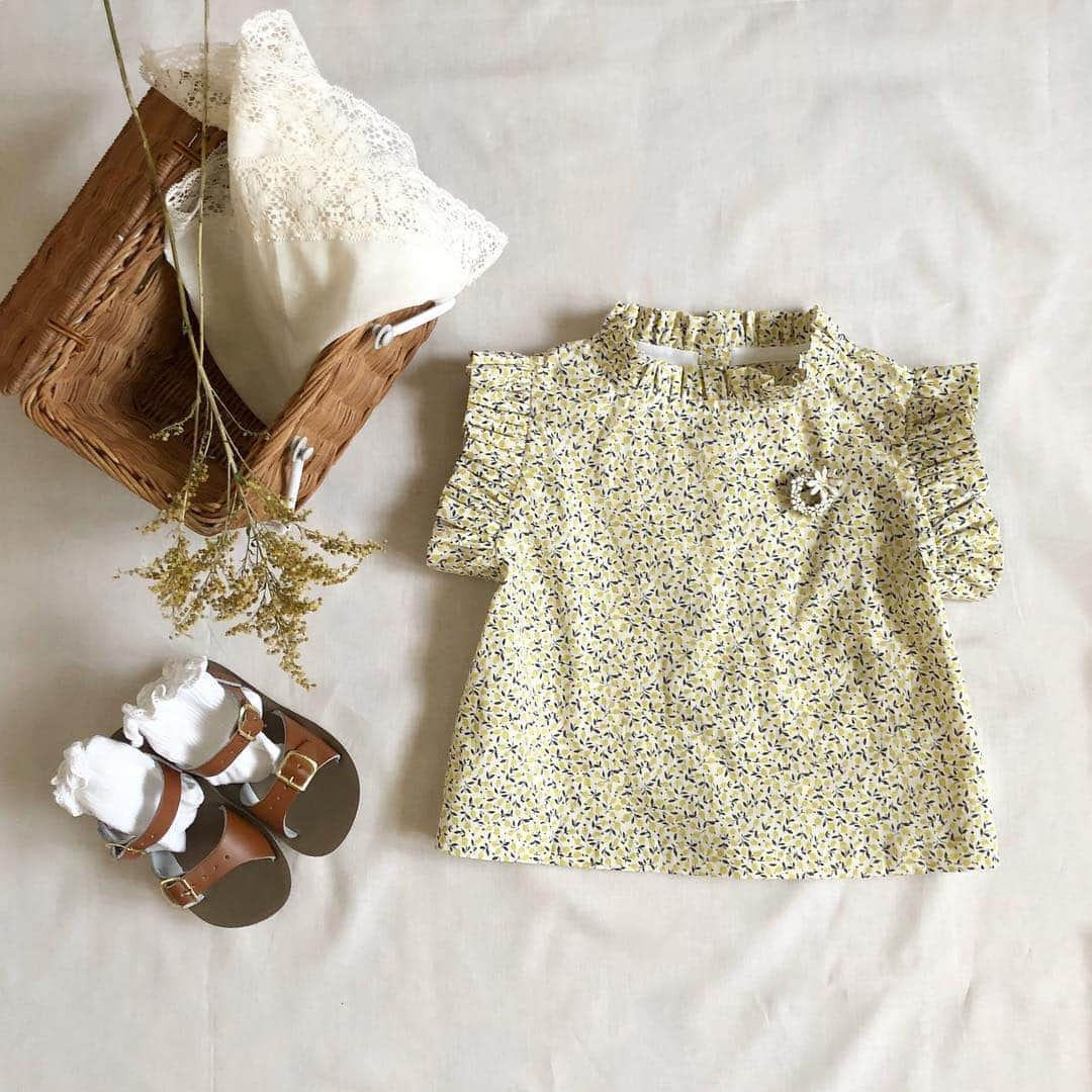 ayanoのインスタグラム：「SS19 for my sweetie⑤ . handmade liberty flower print blouse . こちらも生地ちがい😊 ひさしぶりにリバティプリントで♩ . はやく暖かくならないかな❤️」