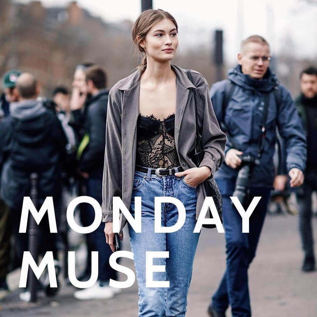 GILTさんのインスタグラム写真 - (GILTInstagram)「When Grace Elizabeth is not walking for Chanel or posing for “Vogue,” she's mastering off-duty style. Loose-fitting denim and feminine details give her look contrast and edge. #MondayMuse」4月16日 6時16分 - gilt