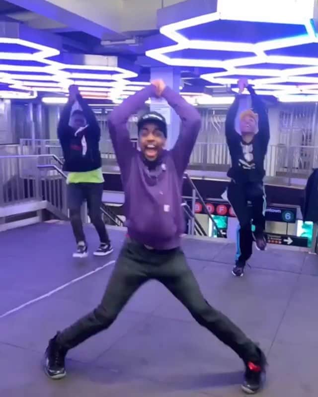 ファンクマスター・フレックスのインスタグラム：「Amazing vibes on a Monday! #Goodvibes !!!! @kidthewiz x @johnnydior x @waffle_bj !!!!! Train station rocking!!!!」