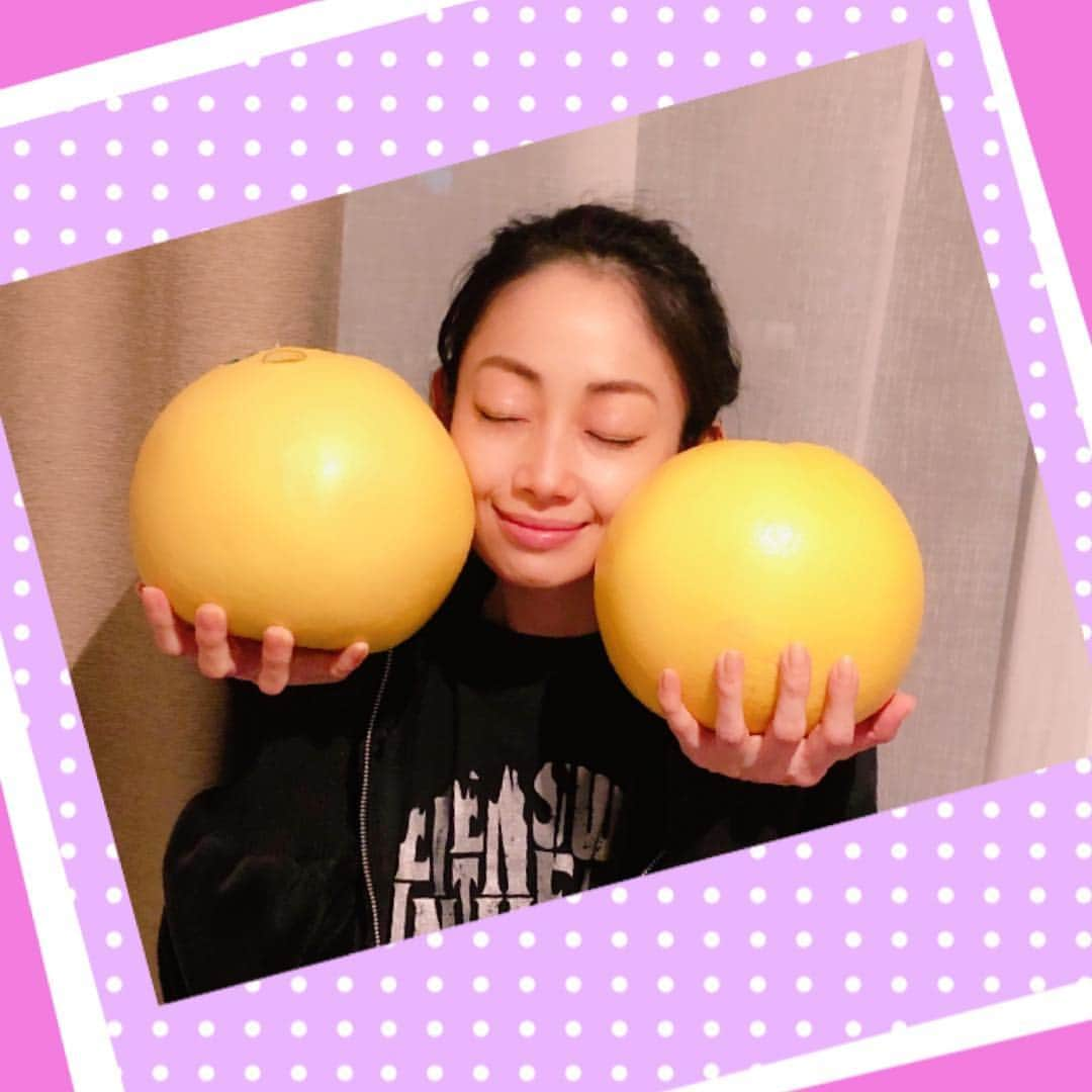 肘井美佳さんのインスタグラム写真 - (肘井美佳Instagram)「Huuuuge oranges, called Banpeiyu, from Kumamoto! 平成最後の晩白柚（ばんぺいゆ）いただきました！やっぱり大きい！そして美味しい！幸せの1枚…はわわ。 久しぶりに皮の砂糖漬けを作りました(^^)ありがとうございます…！ #banpeiyu #kumamoto #熊本と言えば晩白柚 #晩白柚と言えば熊本 #毎日言ってる「平成最後の」 #多分言い出す「令和最初の」」4月16日 6時28分 - mikahijii