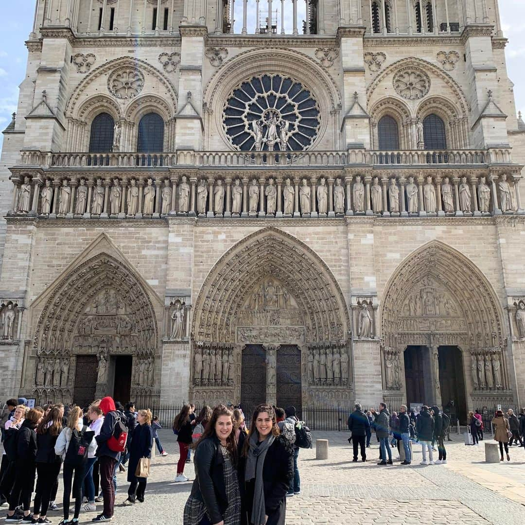 ヒラリー・スコットさんのインスタグラム写真 - (ヒラリー・スコットInstagram)「To watch the news and see this beautiful place burning is breaking my heart. To think that Rylee and I were there a month ago. 💔😭 #notredame」4月16日 6時29分 - hillaryscottla