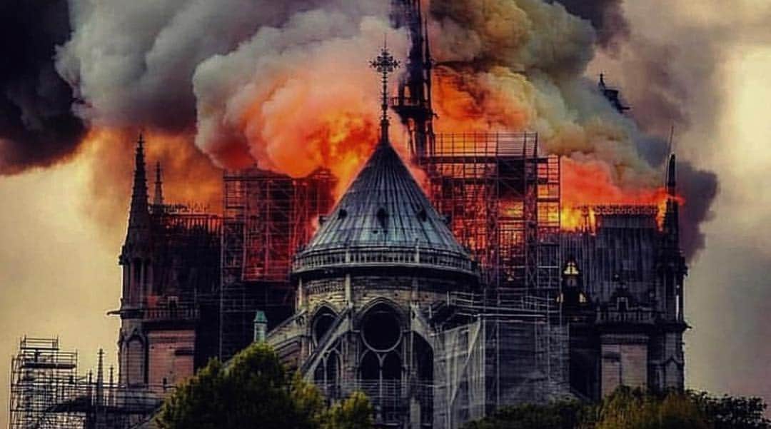 ジュリア・レストイン・ロイトフェルドさんのインスタグラム写真 - (ジュリア・レストイン・ロイトフェルドInstagram)「Paris’s heart is burning today 💔 #notredame #irreplaceable」4月16日 6時32分 - juliarestoinroitfeld
