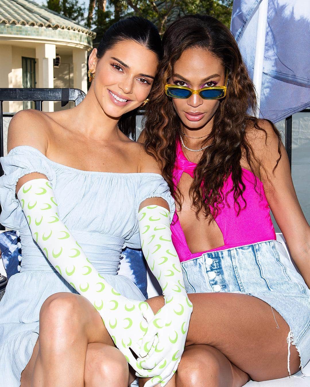 Just Jaredさんのインスタグラム写真 - (Just JaredInstagram)「@kendalljenner and @joansmalls hang out together while attending the @revolve festival! #KendallJenner #JoanSmalls #RevolveFestival Photos: @bfa」4月16日 6時32分 - justjared