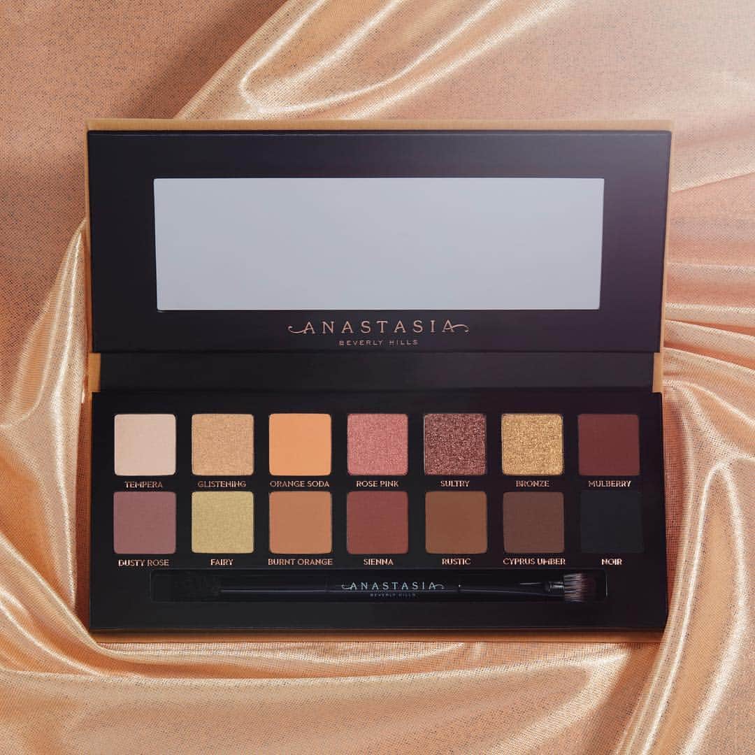 Anastasia Beverly Hillsさんのインスタグラム写真 - (Anastasia Beverly HillsInstagram)「🙏🏼We are very proud to announce that our Soft Glam Palette was the #1 cosmetic launch of 2018 for all cosmetics 🙏🏼 Wow this is incredible. As always we could not have done it without you , thank you #softglampalette」4月16日 6時32分 - anastasiabeverlyhills