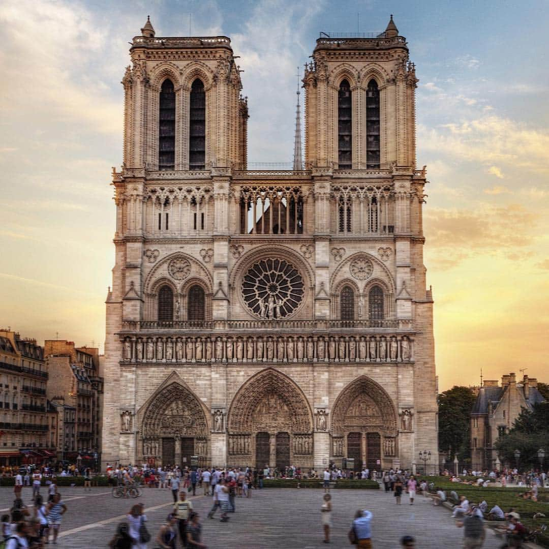 ELLE DECORさんのインスタグラム写真 - (ELLE DECORInstagram)「Earlier today, a catastrophic fire rapidly spread throughout Paris’s historic Notre-Dame—the medieval Gothic Cathedral and French landmark—causing both the spire and roof to collapse. Notre-Dame, which was completed in the 1200s, is an emblem of French culture and beyond, leaving many in complete sorrow. Click the link in our bio for more details.」4月16日 6時41分 - elledecor