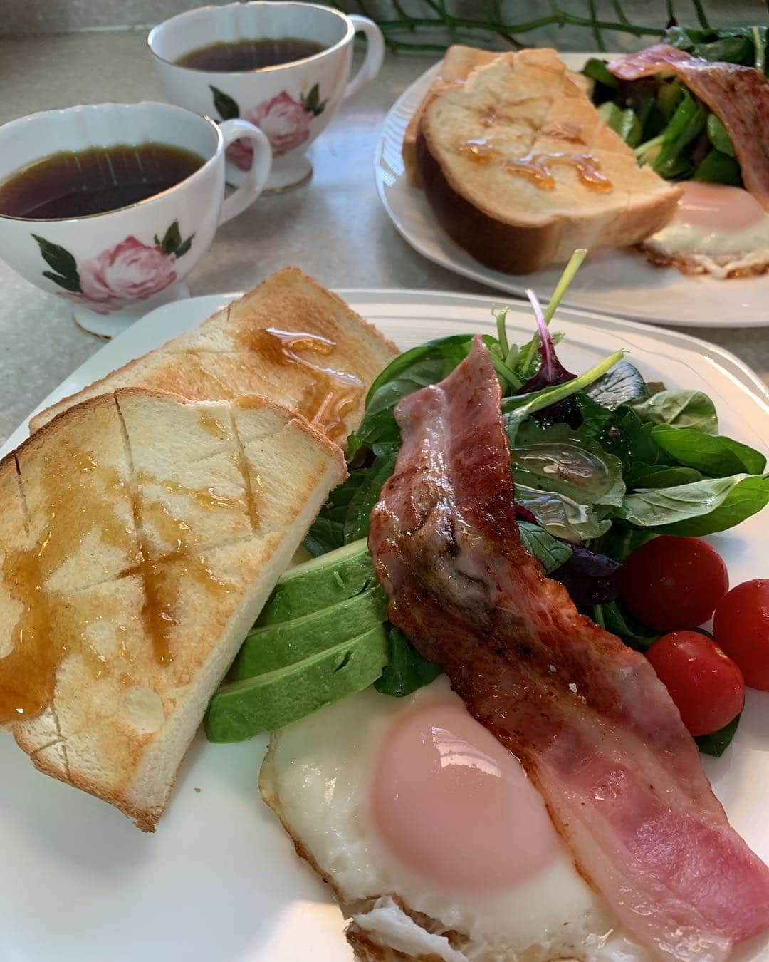 水谷雅子さんのインスタグラム写真 - (水谷雅子Instagram)「#おはようございます #モーニング#朝食 #breakfast #breakfastclub  #トースト#サラダ#カリカリベーコン #目玉焼き#シュガーレディ #ホットコーヒー#珈琲 #水谷雅子#水谷雅子beautybook50の私  今朝は晴れ☀️ 日中は上着がいらないくらい暖かくなるみたいです🌸 まだ寒暖差はありますので体調にはくれぐれも気をつけて下さいね❣️ 今日も頑張って行ってらっしゃい💖」4月16日 6時41分 - mizutanimasako