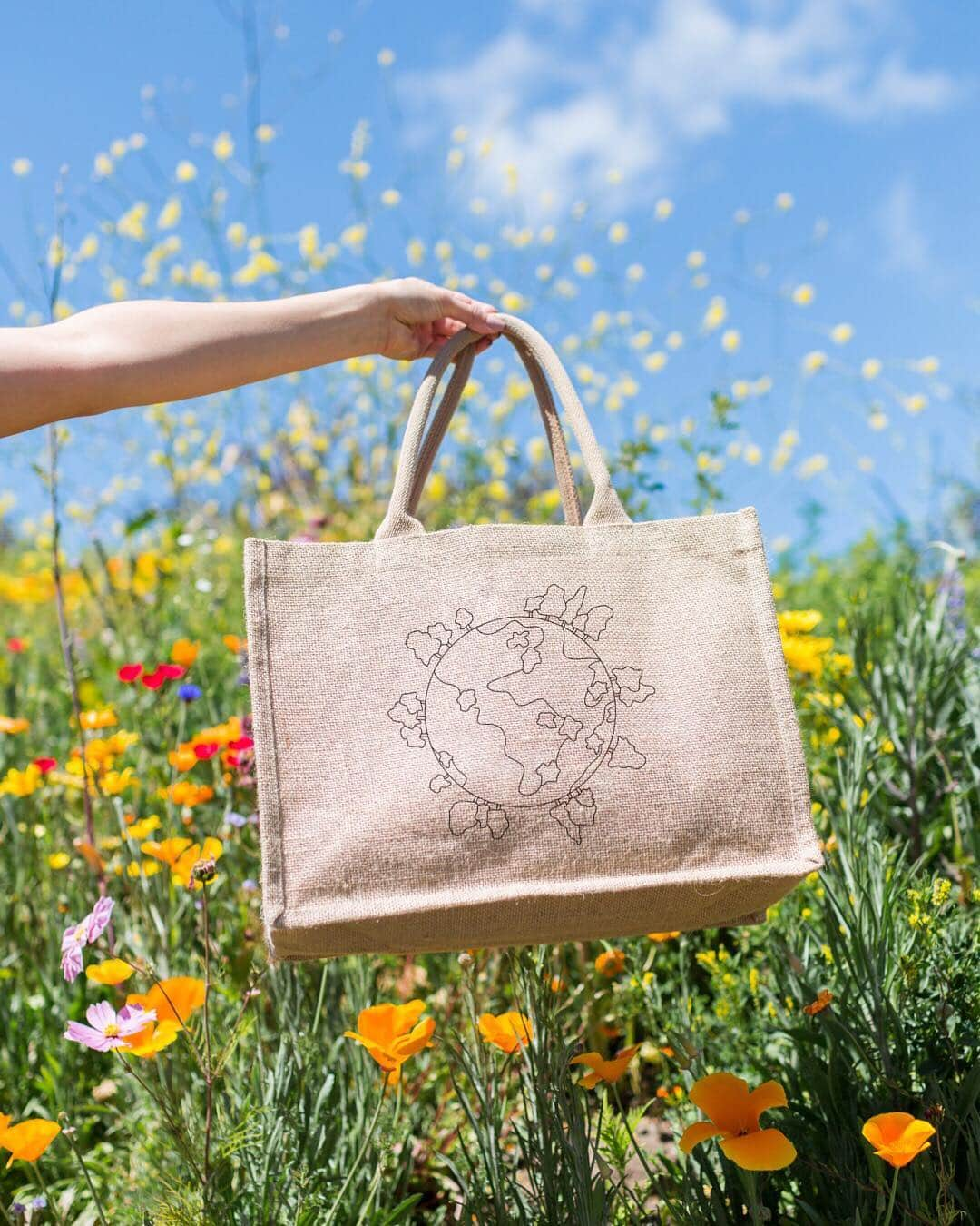 The Little Marketさんのインスタグラム写真 - (The Little MarketInstagram)「Globally, as many as 1 trillion plastic bags are used each year. Cut down on waste by bringing a reusable bag on your next trip to the grocery store. 🌏 Shop this Earth Day tote designed by @katiegrossbard at thelittlemarket.com.」4月16日 6時52分 - thelittlemarket