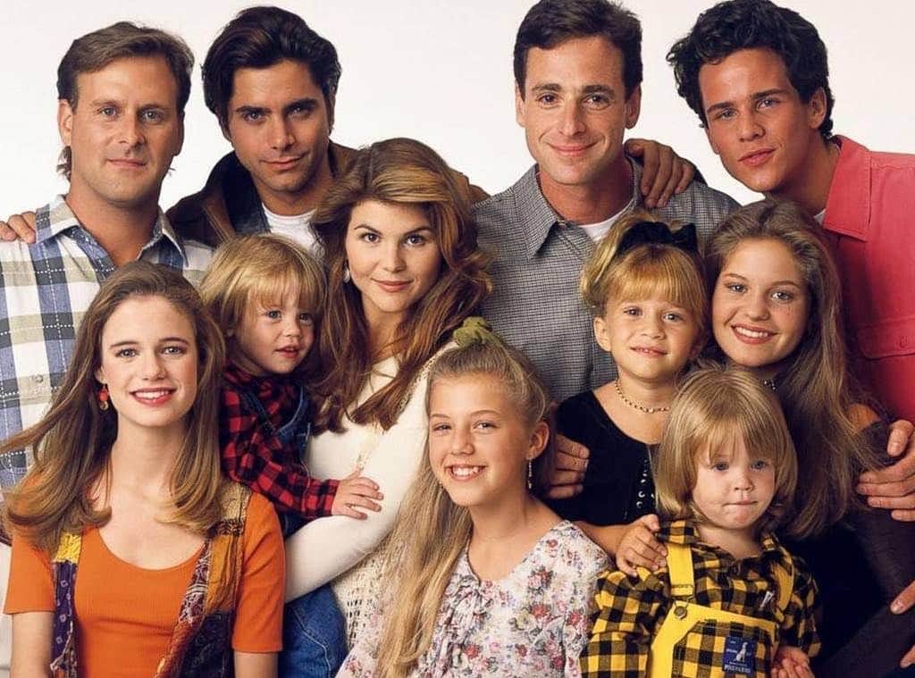 E! Onlineさんのインスタグラム写真 - (E! OnlineInstagram)「Everywhere you look, there's someone talking about the college admissions scandal. Link in bio for the #FullHouse family's unbreakable bond and why they'll stick by Lori Loughlin's side "no matter what." (📷: ABC)」4月16日 6時47分 - enews