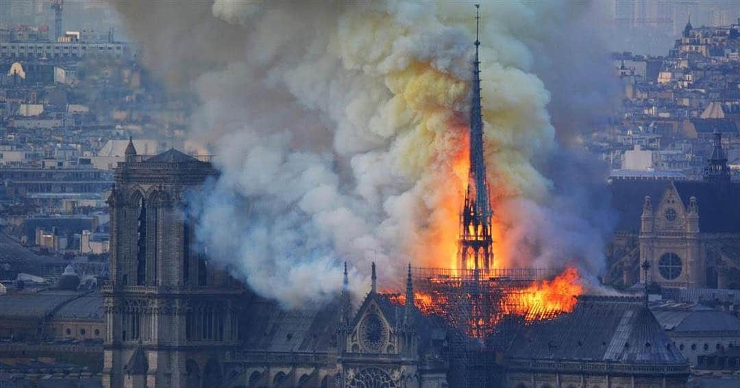 サルマ・ハエックさんのインスタグラム写真 - (サルマ・ハエックInstagram)「As many others I’m in deep shock and sadness to witness the beauty of Notre-Dame turn into smoke. I love you Paris.  Comme beaucoup d’autres, c’est avec effroi et tristesse que je regarde la beauté de Norte-Dame partir en fumée... Paris, je t’aime ! #notredame #paris」4月16日 6時50分 - salmahayek