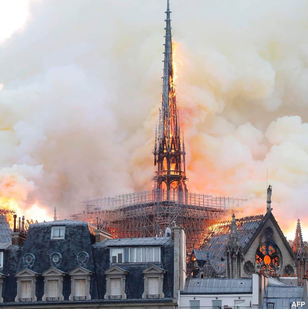 アレクサンドル・ラカゼットさんのインスタグラム写真 - (アレクサンドル・ラカゼットInstagram)「Notre Dame 🇫🇷😖😢」4月16日 6時50分 - lacazettealex