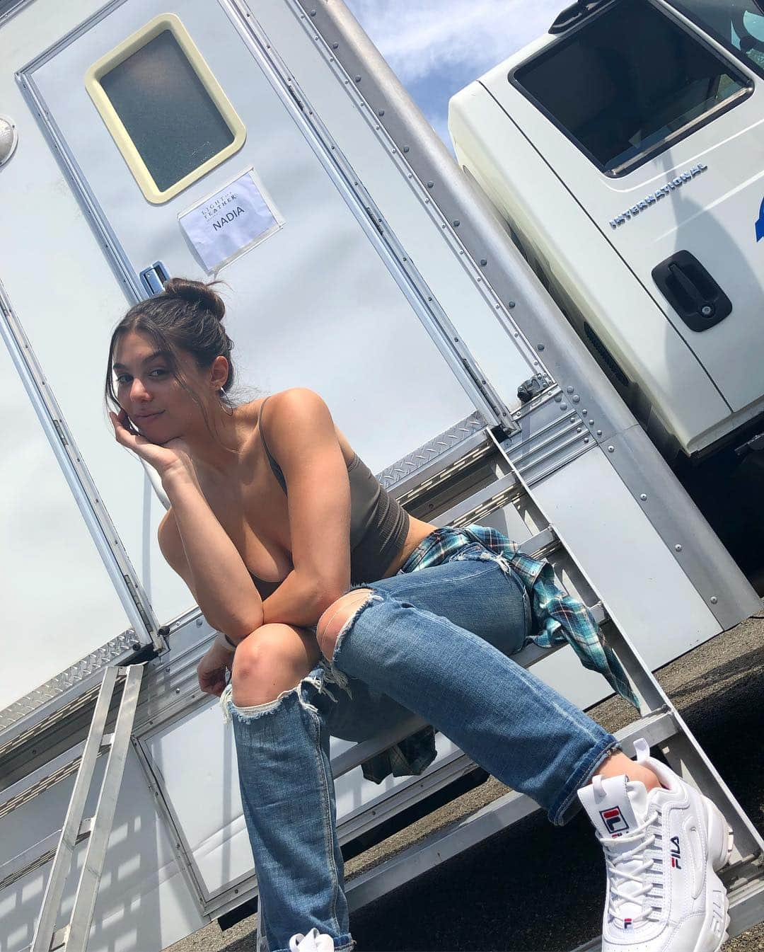 キーラ・コサリンさんのインスタグラム写真 - (キーラ・コサリンInstagram)「A girl and her trailer (as documented by @adriyanrae). Having way too much fun on @lightasafeatheronhulu Season 2 😍🦋 seriously can not wait for you guys to meet Nadia and the rest of the season 2 crew 😈」4月16日 6時51分 - kirakosarin