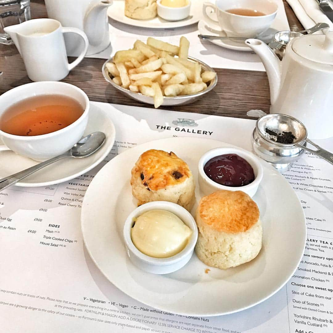 みちかさんのインスタグラム写真 - (みちかInstagram)「Cream tea with @noel7114 ☕️ - - - #イギリス留学 #イギリス #ロンドン #イギリス旅行 #イギリス生活 #海外生活 #ロンドン生活 #London #런던 #런던생활 #영국생활 #런던 #영국 #런던일상 #런던여행 #영국여행 #유럽여행 #londondaily #londonlife #런던카페 #런던맛집 #londoncafe #londoncoffeeshops #londonfood  #ロンドンカフェ #カフェ巡り #お洒落カフェ #tabijo_cafe #tabijo #michikafooduk」4月16日 7時01分 - michi3117