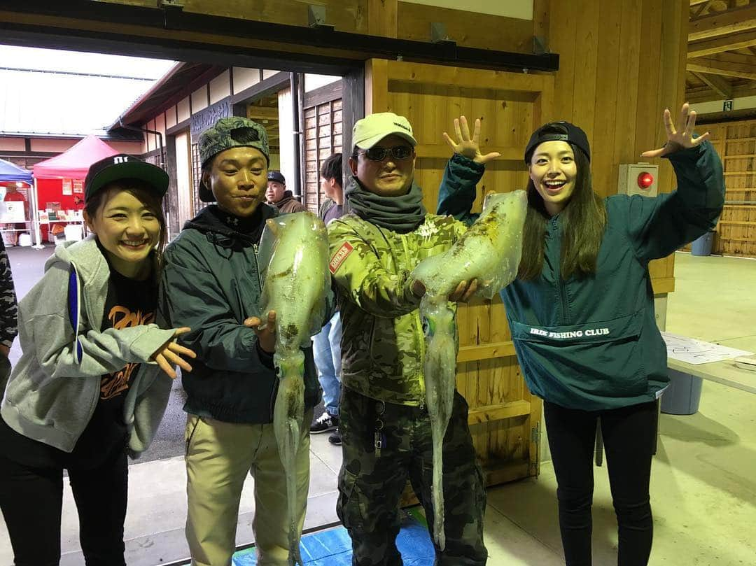 彼方茜香さんのインスタグラム写真 - (彼方茜香Instagram)「eging♥ 第30回の記念会は過去最大の参加人数だったそうです！今回は大会中は雨と風。出発と同時に「じょいふるいってきまーす！」とか、「車で寝てきまーす！」って（笑） この場所に来ることを楽しんでいただけてる方も多くて♪ 本当にありがとうございました(^^)v これだけの協賛品も各メーカー様ありがとうございます！ そして運営スタッフの皆様にも感謝！ いつも駐車場整備とかお手伝い下さるハヤシファミリーにも感謝！ 宿毛(すくも)はほんまにええとこ(⑉• •⑉)♪ エギングしたかったー！！ #絶対エギングしに行きたい場所 #高知県宿毛市 #磯釣りも有名 #イベントは全力で楽しんだもん勝ち #今回もうるさくてすみません 塾長、だいさん、ネイチャーさん、おかぴー、みっぴ、みらいちゃんおおきに♪」4月16日 7時02分 - serikaochikata