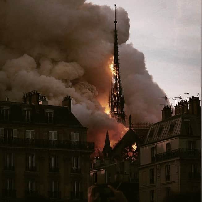 アレクシマビーユさんのインスタグラム写真 - (アレクシマビーユInstagram)「Notre Dame de Paris devastated by the flames @notredamedeparis #notredamedeparis #parisenfeu #parisjetaime #parismonamour #nowords #disaster #history #onfire #devastated #flames #smoke #fire #parismother #bells #strangenight」4月16日 7時12分 - alexismabille