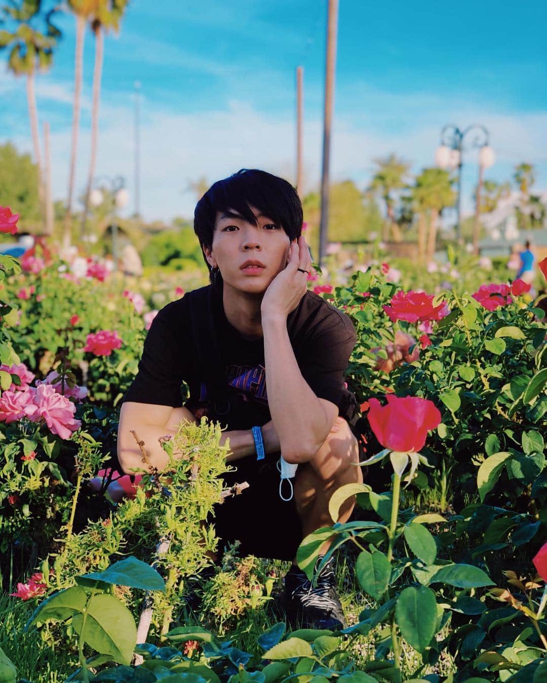 Jun Sung Ahnさんのインスタグラム写真 - (Jun Sung AhnInstagram)「Hi my name is Rosé 🌹 . . 📸: @luckystar_1  #coachella #rosegardens」4月16日 7時12分 - juncurryahn